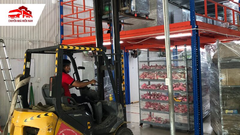 di chuyển hàng hoá bằng xe nâng hàng