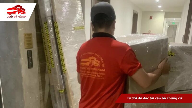 Nhân viên di dời đồ đạc tại căn hộ chung cư