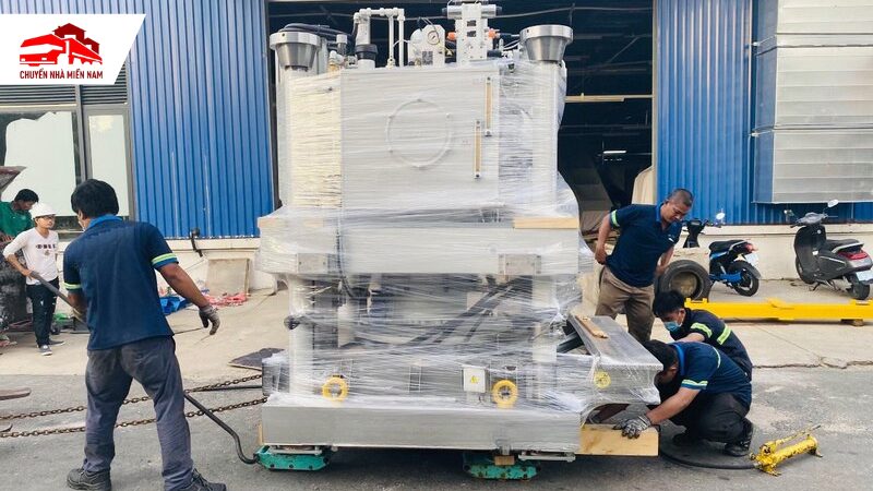 dịch vụ nâng hạ lắp đặt máy móc vào vị trí mới