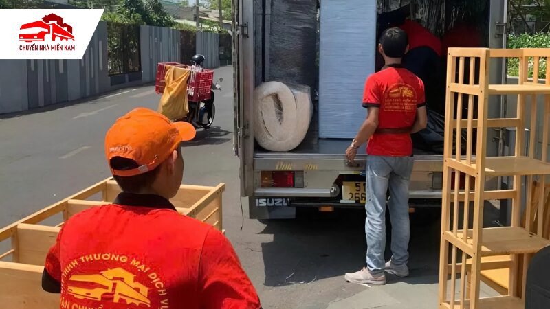 Đội ngũ bốc xếp vật dụng chuyển nhà