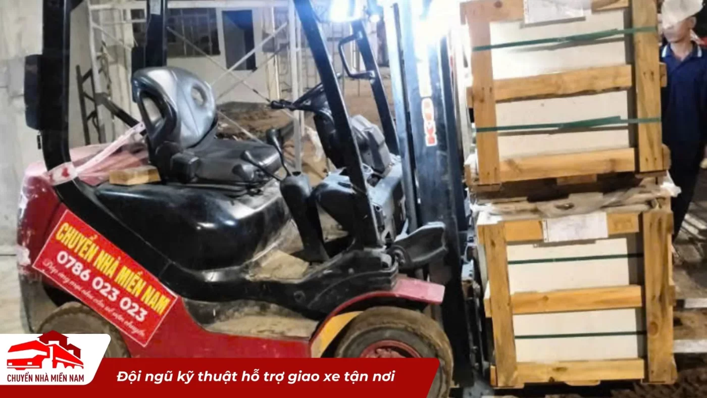 Đội ngũ kỹ thuật hỗ trợ giao xe tận nơi