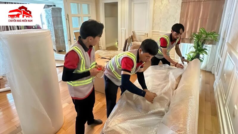 Đóng gói đồ đạc trước khi vận chuyển