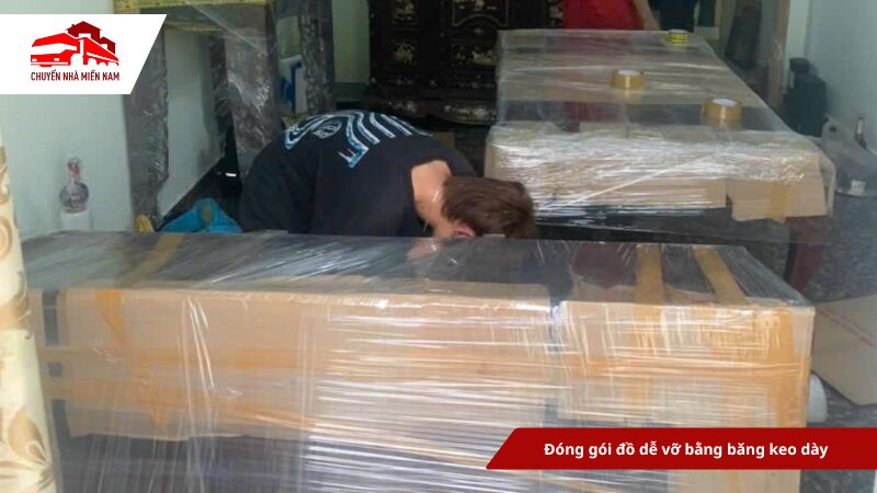 Đóng gói đồ dễ vỡ bằng băng keo dày