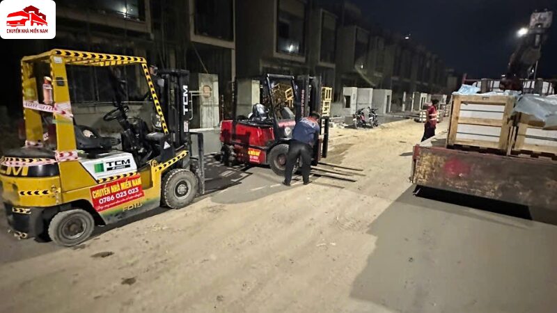 Bốc hàng lên container bằng xe nâng