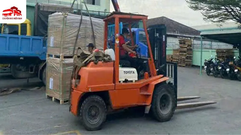 Phục vụ nâng hạ hàng hóa 24/7