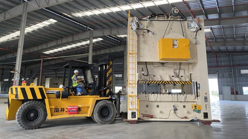Nâng hạ máy móc thiết bị tại kho xưởng