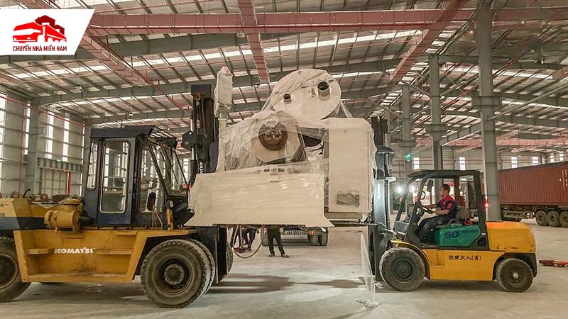 Nâng hạ thiết bị lớn tại nhà xưởng Dĩ An