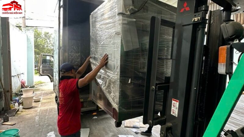 Nâng hàng lên container