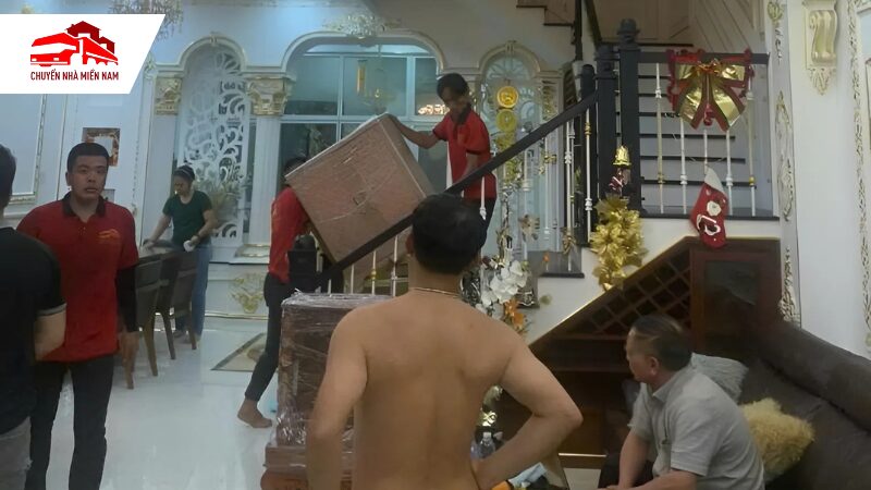 Nhân viên khuân vác nội thất cồng kềnh