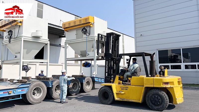 Nhân viên kỹ thuật lái xe nâng hạ máy móc đúng kỹ thuật
