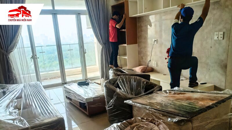 Nhân viên tháo lắp tủ tại nhà mới