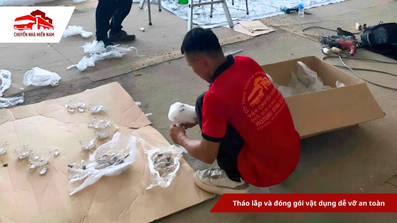 Nhân viên tháo lắp và đóng gói đèn chùm