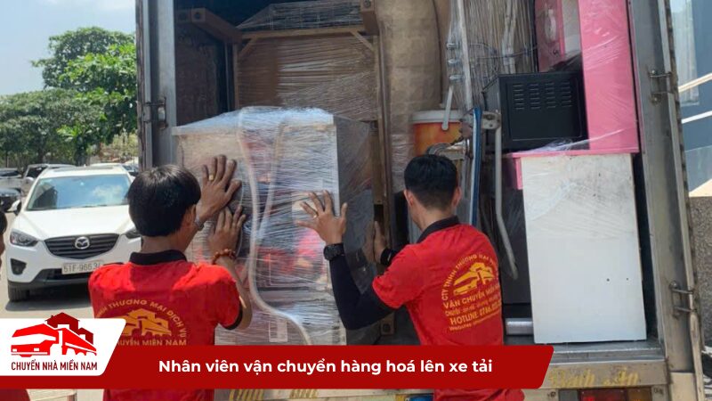 Nhân viên vận chuyển hàng hoá lên xe tải