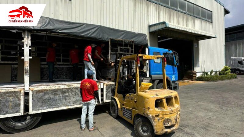 Nhân viên vận hành lái xe nâng chuyên nghiệp