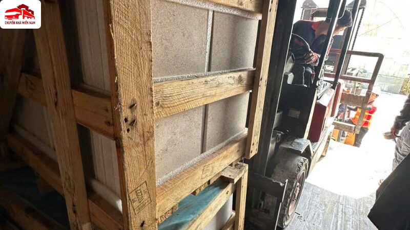 Rút hàng container bằng xe nâng