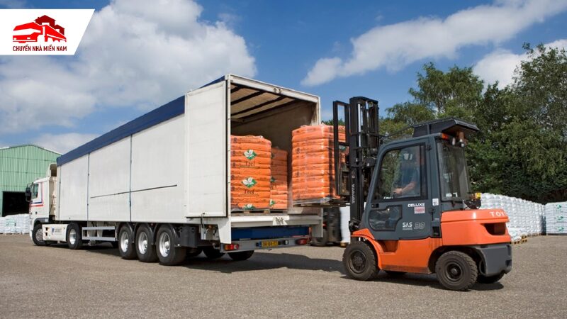 sử dụng xe nâng đóng rút hàng container uy tín
