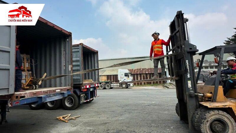 Sử dụng xe nâng kéo hàng từ container