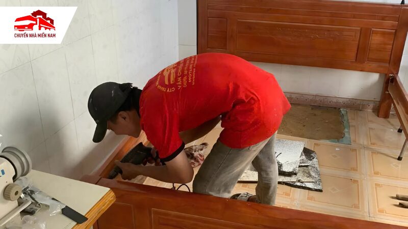 tháo lắp giường ngủ cho khách hàng tại nhà mới