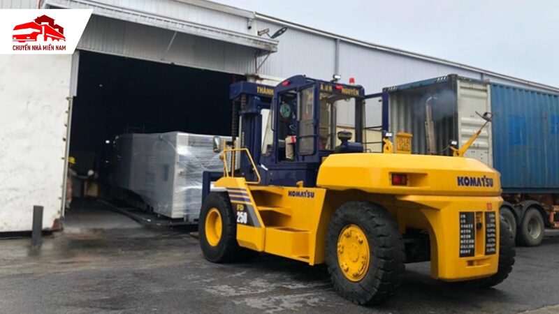 Thực hiện dịch vụ nâng hạ máy móc tại KCN Bình Dương