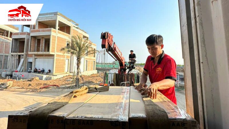 Thuê xe cẩu hàng chuyên nghiệp tại Chuyển Nhà Miền Nam