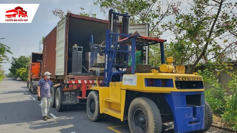 thuê xe nâng đóng rút hàng container an toàn
