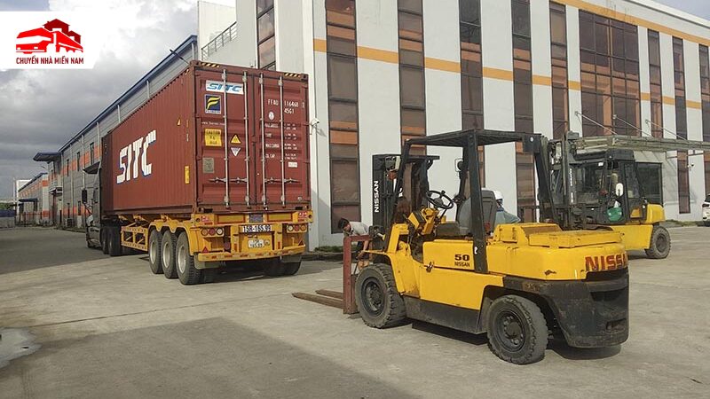 trang thiết bị xe nâng hiện đại của Chuyển Nhà Miền Nam