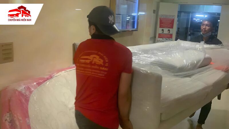 Nhân viên vận chuyển ghế sofa tại chung cư