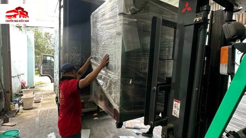 vận chuyển lắp đặt thiết bị máy móc tại kho xưởng