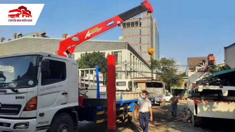 Xe cẩu chuyên dụng đang hoạt động ngoài trời