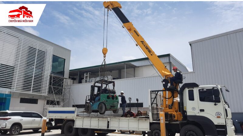 Xe cẩu vận chuyển thiết bị tại Đồng Nai