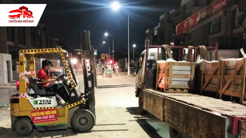 Xe nâng bốc xếp hàng hoá tại Nhơn Trạch