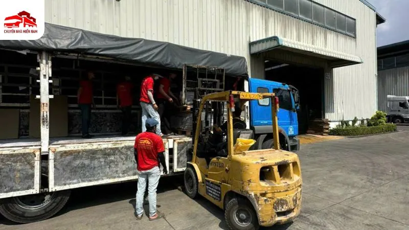 Xe nâng đang hoạt động ngoài trời
