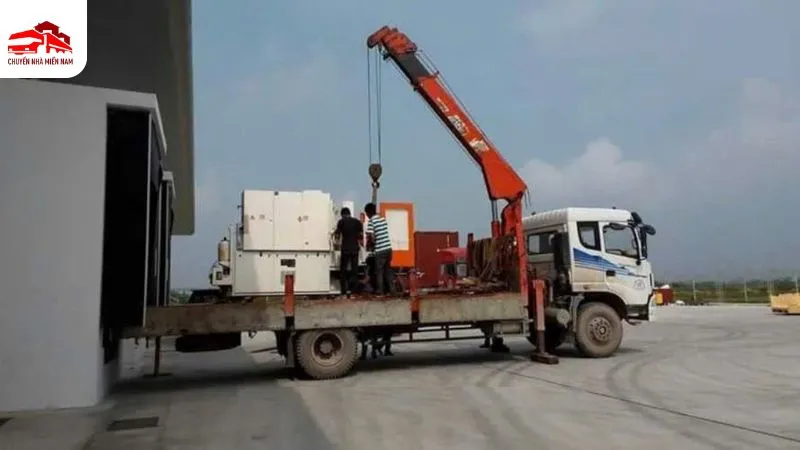 Xe nâng hạ hàng trong kho bãi