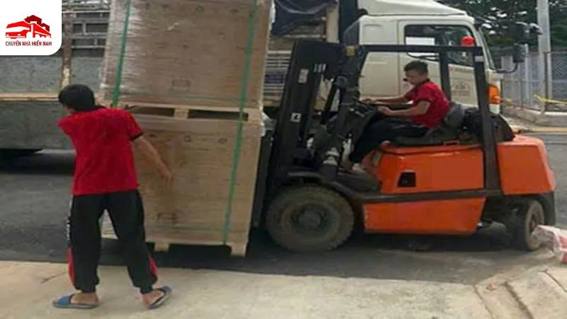 Xe nâng hàng kèm tài xế có kinh nghiệm
