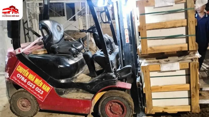 Xe nâng vận chuyển trong kho