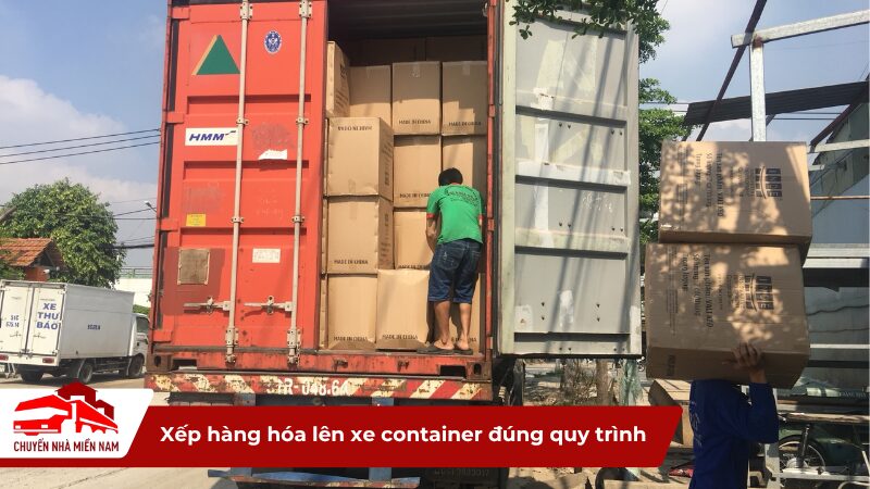 Xếp hàng hóa lên xe container đúng quy trình
