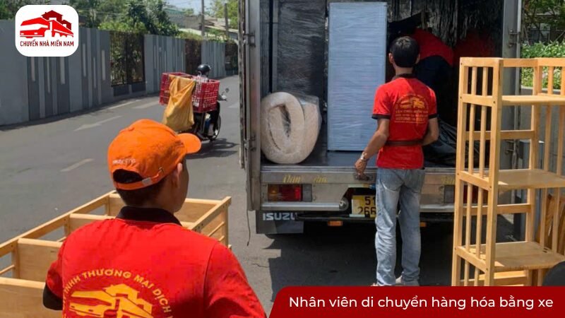 Nhân viên di chuyển hàng hóa bằng xe