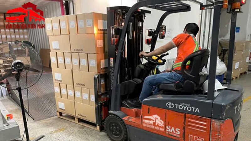 Nhân viên di dời máy móc KCN Amata