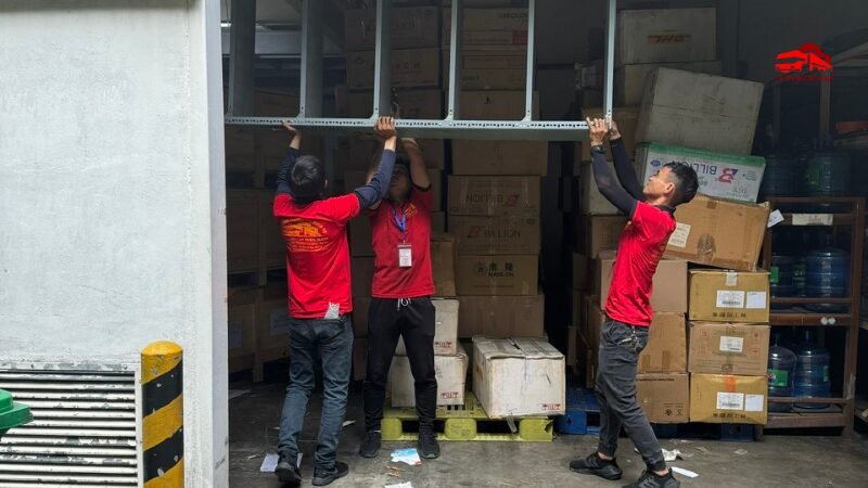 Nhân viên di dời máy móc KCN Sông Mây