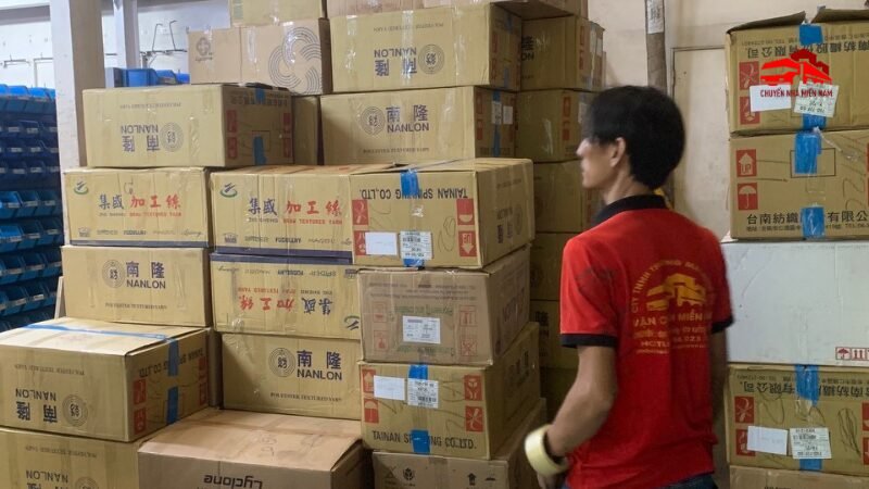Nhân viên đóng gói dịch vụ di dời máy móc tại KCN Sông Mây