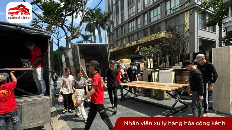 Nhân viên xử lý hàng hóa cồng kềnh
