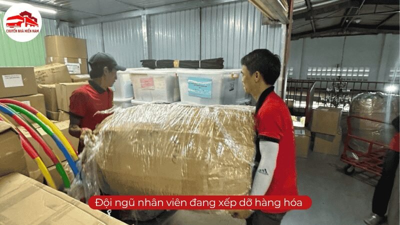 Đội ngũ nhân viên Chuyển Nhà Miền Nam đang xếp dỡ hàng hóa vô kho