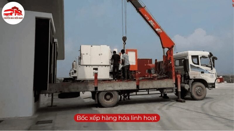 Hai nhân viên đang cẩu hàng hóa bằng xe cẩu chuyên dụng