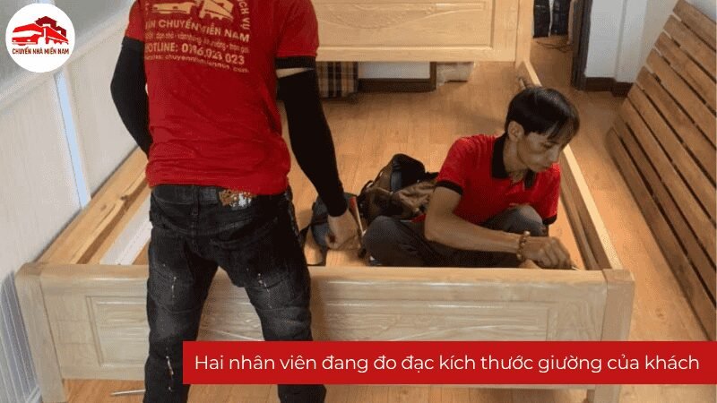 Hai nhân viên Chuyển Nhà Miền Nam đang đo đạc kích thước giường của khách