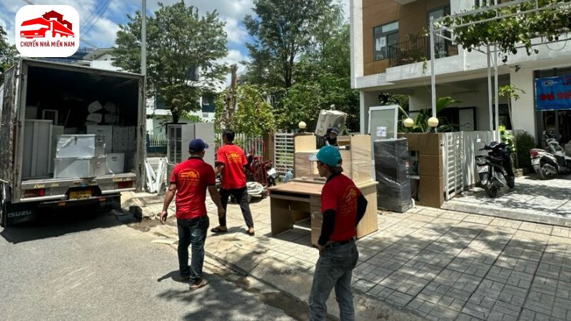Nhân viên vận chuyển nội thất