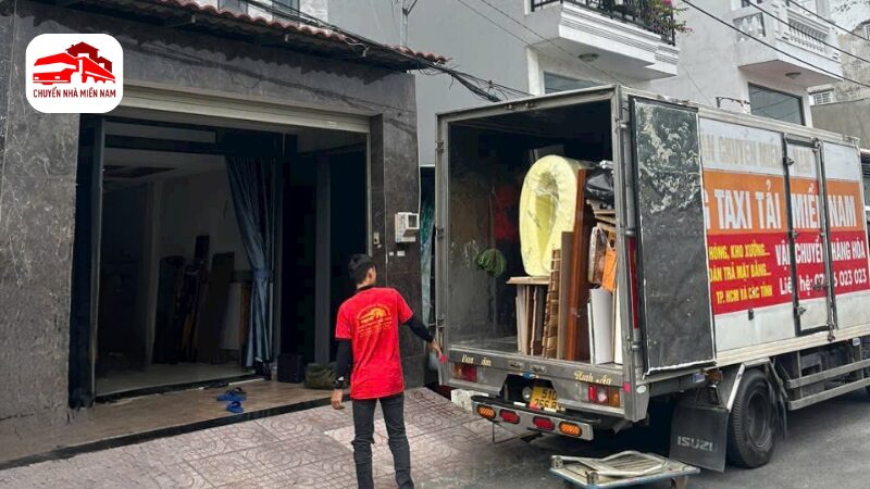 Nhân viên đóng gói nội thất lên xe