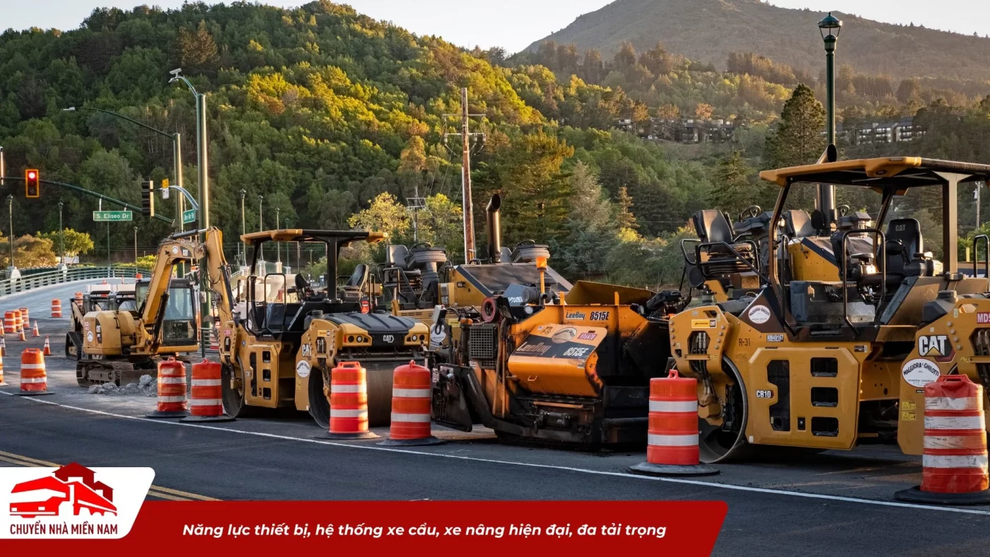 Năng lực thiết bị, hệ thống xe cẩu, xe nâng hiện đại, đa tải trọng