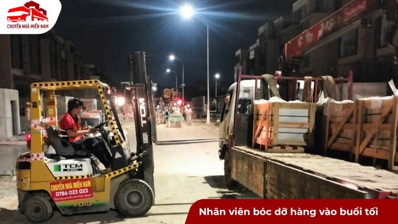 Nhân viên bóc dỡ hàng vào buổi tối