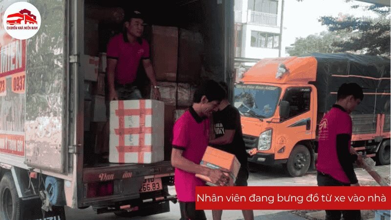Nhân viên Chuyển Nhà Miền Nam đang bưng đồ từ xe vào nhà cho khách