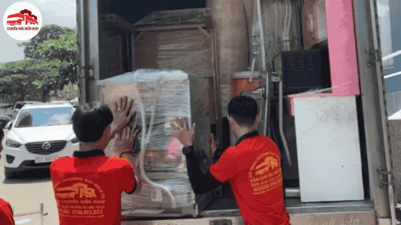 Nhân viên Chuyển Nhà Miền Nam đang đưa hàng hóa lên xe